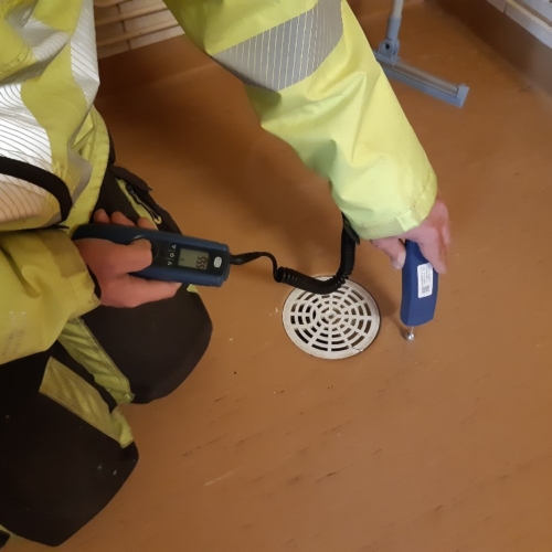 Lattia kosteusmittausta pintamittarilla